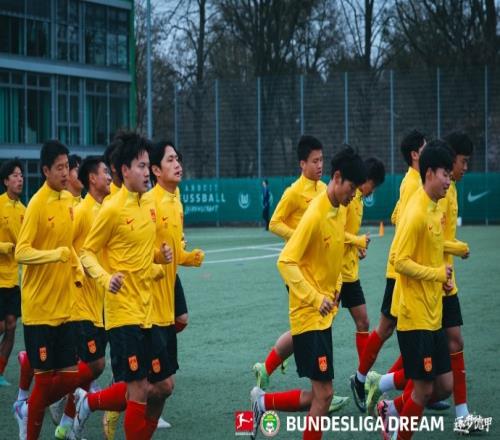 U16国少在狼堡俱乐部进行逐梦德甲首次训练观看狼堡vs海登海姆