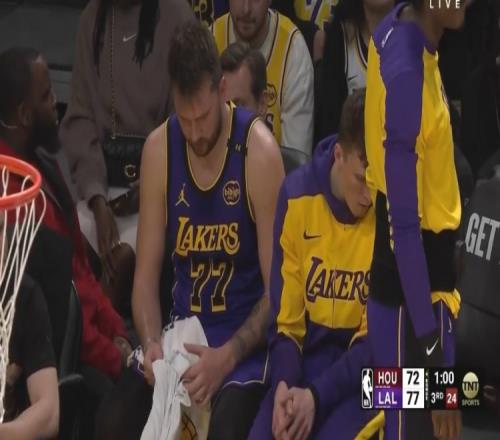 东契奇篮下抢板犯规亚当斯&个人第四次下场休息了