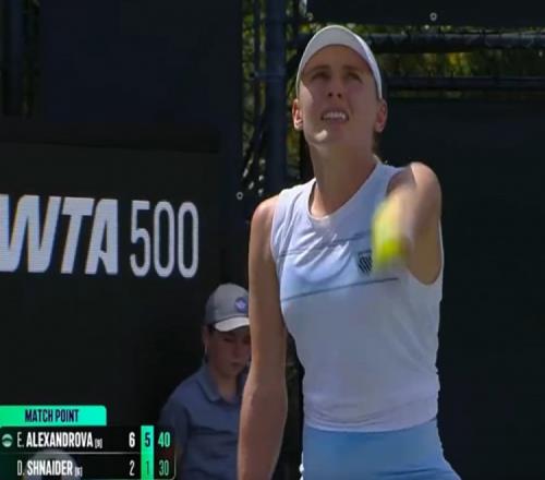 亚历山德洛娃晋级WTA500查尔斯顿站8强,将战郑钦文&梅尔滕斯胜者