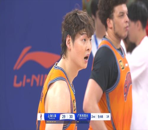 王少杰和王哲林连续纠缠王哲林绊倒王少杰被吹违体!