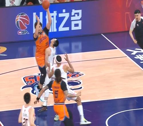 洛夫顿被胡明轩造成第四次犯规无奈下场现场球迷大骂黑哨！