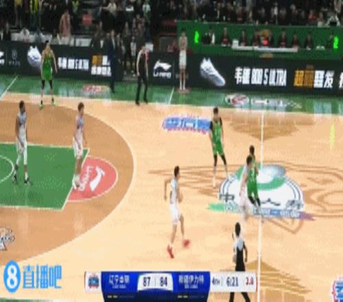 神来之笔！赵继伟接锅球抢回来顶着两人前倾扔进压哨打板三分！
