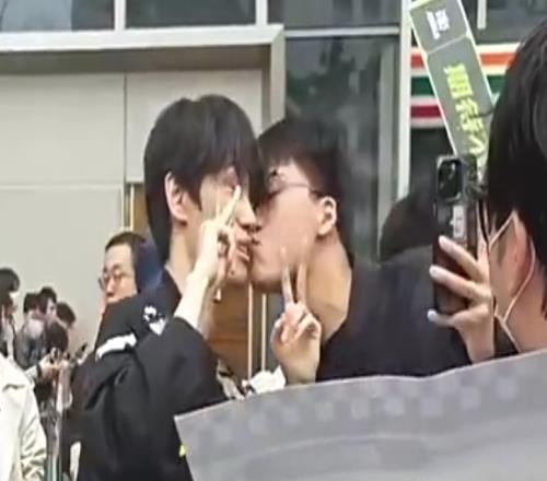 Tian粉拿刀插死Doinb金玉良缘大战前Doinb超话要求NIP让WBG公告道歉