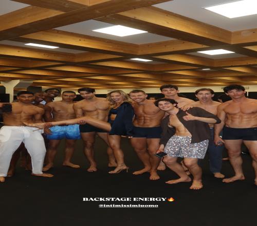 佩莱两眼一黑瓦尔加晒后台照,与10个肌肉男模亲密合影
