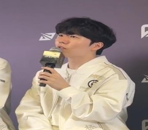 韦鲁斯中单那个年代他还是替补!Rookie:Scout不太会玩韦鲁斯
