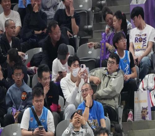 本赛季入选国内球员二阵！福建前锋邹阳现场观战北京德比G3