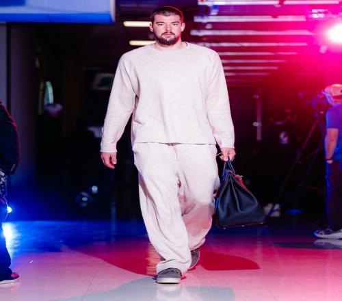 G2来袭！快船众将入场：鲍威尔低头不语哈登墨镜吸睛小卡休闲