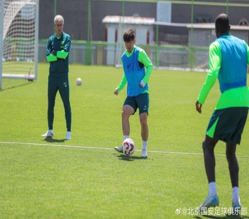 恩加德乌参与全队合练,斯帕吉奇场边慢跑