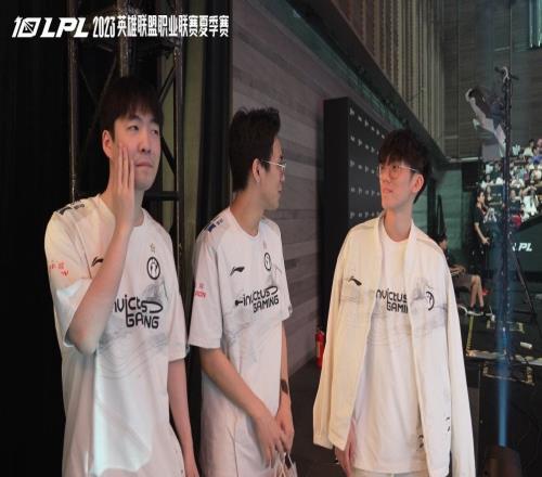 iG赛后花絮：YSKM和下路组的一些小互动