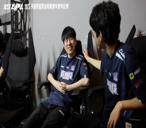 LNG赛前花絮：Zika拍了拍GALA