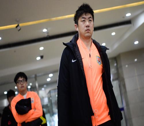 崔鹏:荷兰很多小孩都不太会颠球,但观察、接球、传跑都在点上