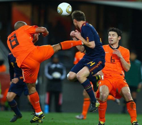 【世界杯名场面】2010年世界杯,德容“窝心脚”飞踹阿隆索
