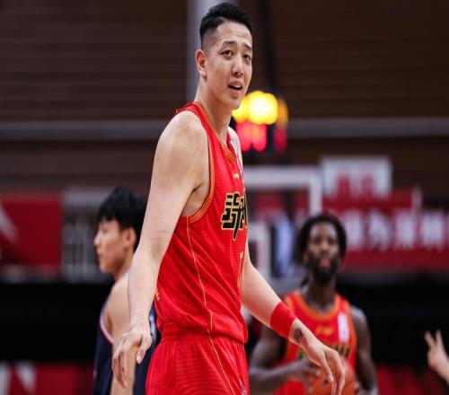 媒体人:沈梓捷将缺席今晚生死战伤脚接触地面仍有明显痛感
