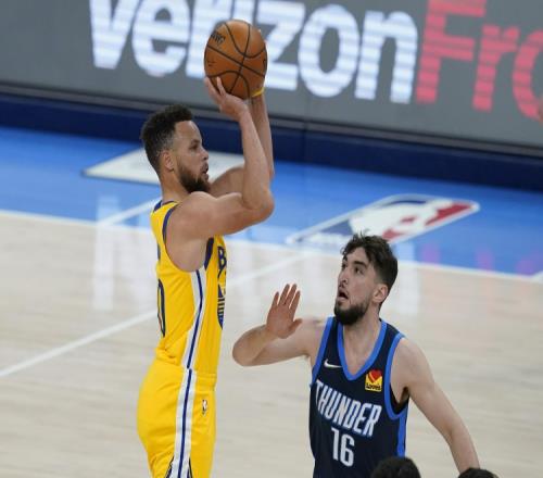 借挡拆中距离跳投得手勇记晒库里NBA生涯首分