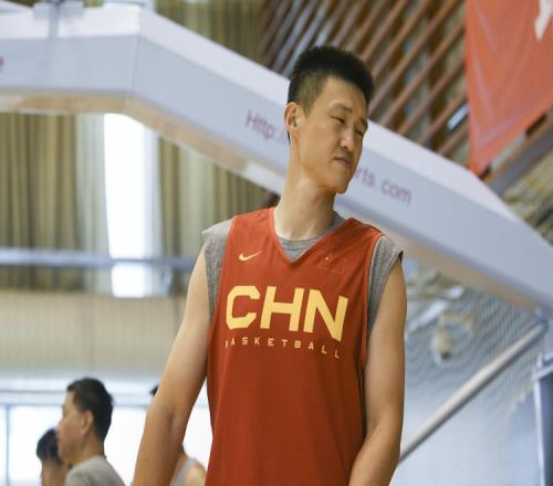杨毅：渡边雄太打亚洲比赛有我老周鹏这背身单打和翻身跳投？