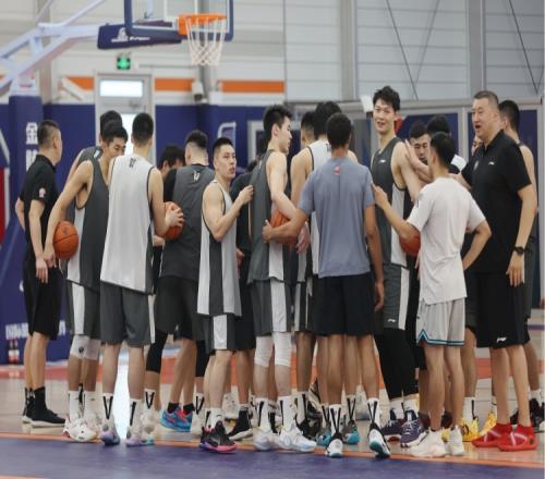 上海主帅刘鹏：今夏想签NBA球员但没能成行目前球队伤病多