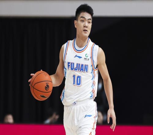 媒体人：黎伊扬在热身赛中意外受伤估计需要两到三周的休养