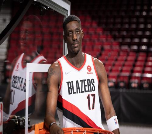 前NBA球员托尼斯内尔被诊断出患有自闭症他的儿子同样确诊
