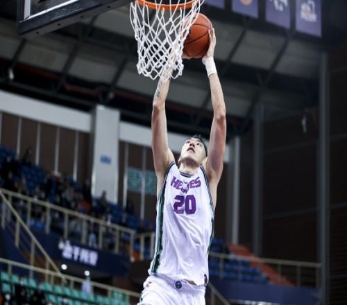 超高效两双带队大胜!陶汉林10中9拿下23分12篮板 正负值+23