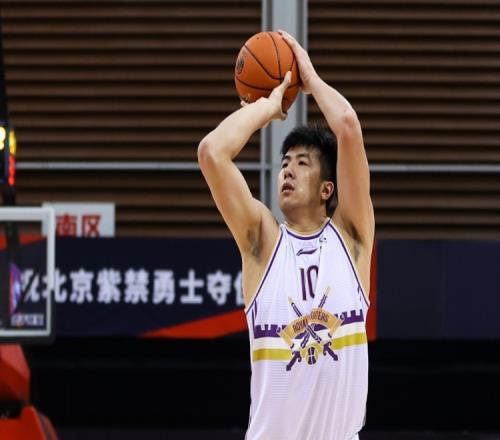 新京报:闵鹿蕾留篮板“作业”成妙招北控重回胜轨三人值得表扬