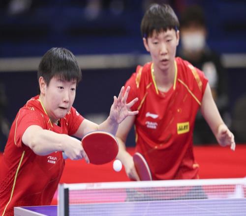 乒乓球女双淘汰赛中国组合孙颖莎王曼昱和陈梦王艺迪晋级8强