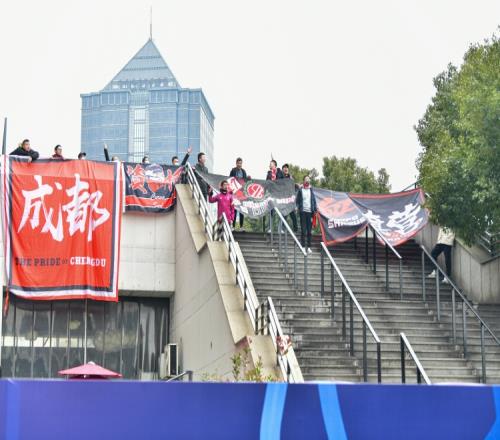 媒体人谈蓉城球迷会暂停助威:球队担心死忠球迷挨太近才调整区域