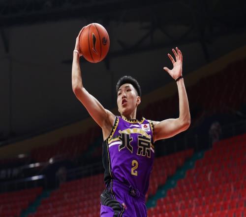 赵探长:廖三宁昨天腰受伤&非常痛苦今天上午训练也贴了很多肌贴