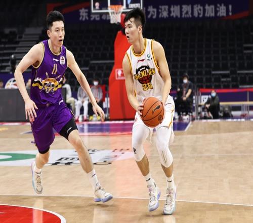 以赛代练!深圳男篮球员孙浩钦&武子涵 出战广东省运动会