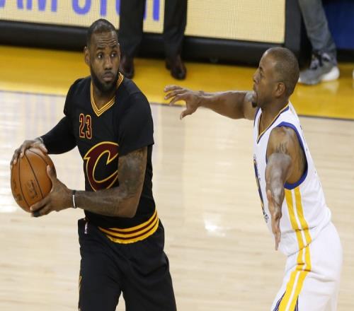一哥谈2015年FMVP：库里配得上我拿也没问题&知道对比赛的影响