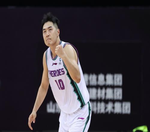夏晓司:此前手部和手臂骨折的乔文瀚已到赛区 估计12月底登场
