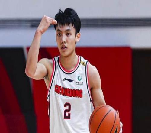 广东男篮穿99号球衣的是谁?广东男篮谁在穿99号？