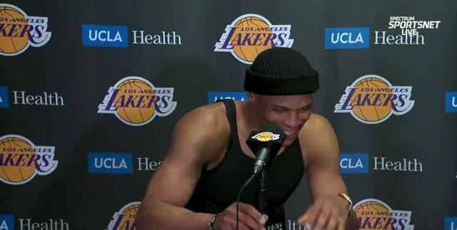 今日直播nba11月29（湖人队记威少赛后大声地哼着歌进入了发布会）