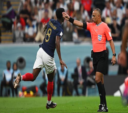 FIFA确认12名“留任”主裁:桑帕约哈桑在列,奥利弗、拉奥斯回家