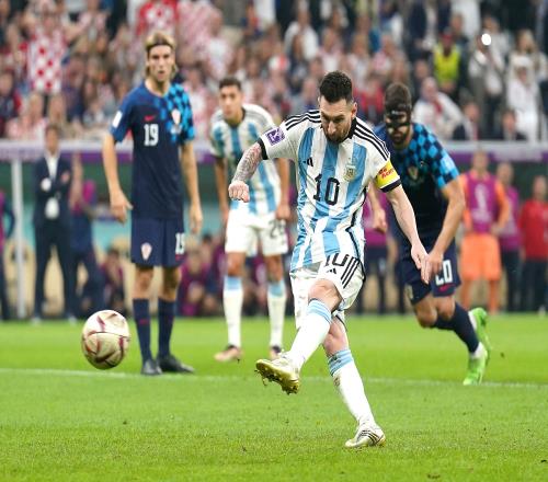 抗议裁判?FIFA官网显示:梅西打入点球后,曼朱基奇被出示红牌