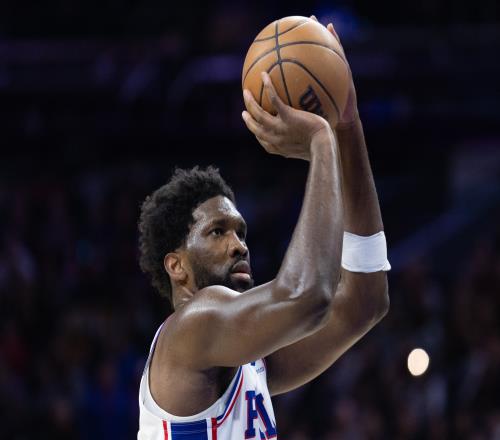 恩比德上罚球线凯尔特人球迷高喊:被高估了!随后喊塔图姆MVP