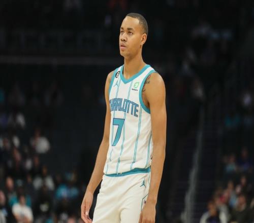 Woj:自由球员麦戈文斯同意与开拓者签下一份双向合同
