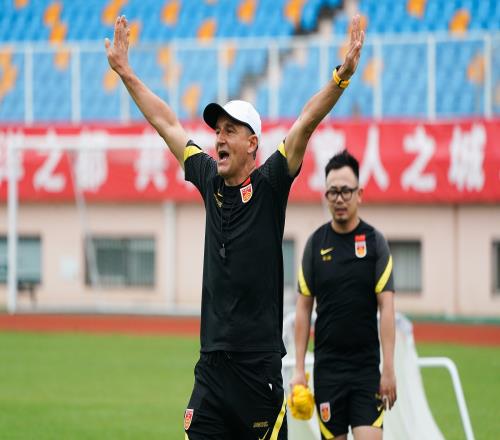记者:扬科维奇类似前国安主帅斯坦利,便宜、听话但没东西