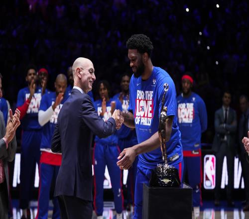 霍福德:恩比德是本赛季最出色的球员他配得上MVP