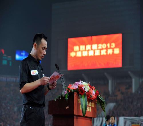 前海港跟队:2016年谭海曾对上港球员说宁可不吹了也要给你们牌