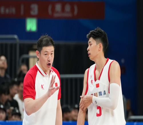 填满数据栏！邹阳8投5中得到13分9板1助2断1帽