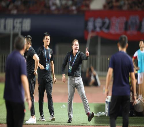 近3轮1平2负仍9分领跑,海港主帅哈维尔应该下课吗