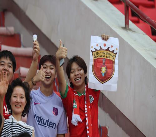 蔡慧康手持灯泡图被P进海港队徽河南球迷现场直接拿出灯泡