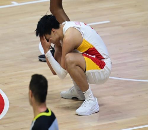 澎湃新闻：当疼痛感成为一种麻木这一晚中国男篮风雨交加