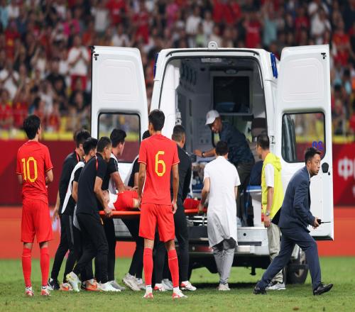 记者:李帅一直吃止疼药打比赛,他曾为国足受伤不可能拒绝征召