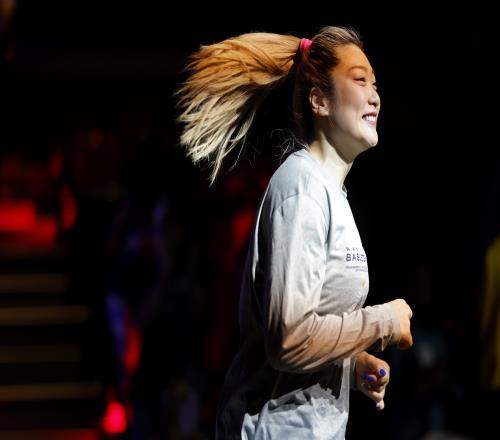 神秘人给李梦专门配备翻译和训练师每天进行大量针灸治疗与康复