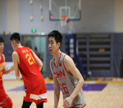 媒体人：最后一攻安排的啥场上三个后卫你让朱俊龙运啥
