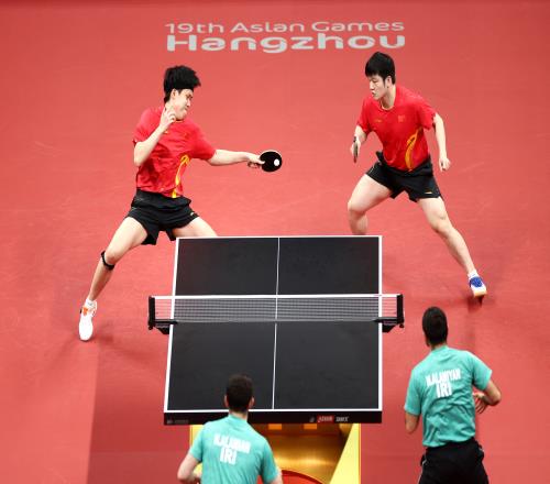 乒乓球男双半决赛：樊振东王楚钦40轻松晋级
