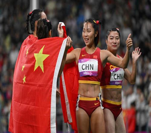 女子4X100米接力中国队夺金！袁琦琦：在家门口圆梦感觉非常棒