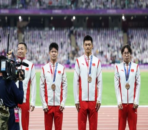 苏炳添、谢震业领取迟到的奥运奖牌激励中国短跑接力加速冲刺