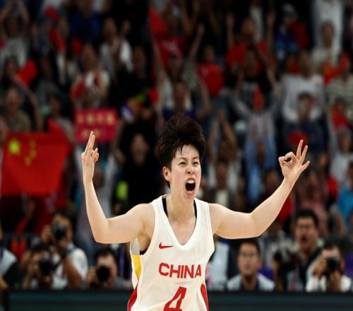 微博热搜前五皆为女篮相关词条有“看女篮就是爽李梦好猛”等